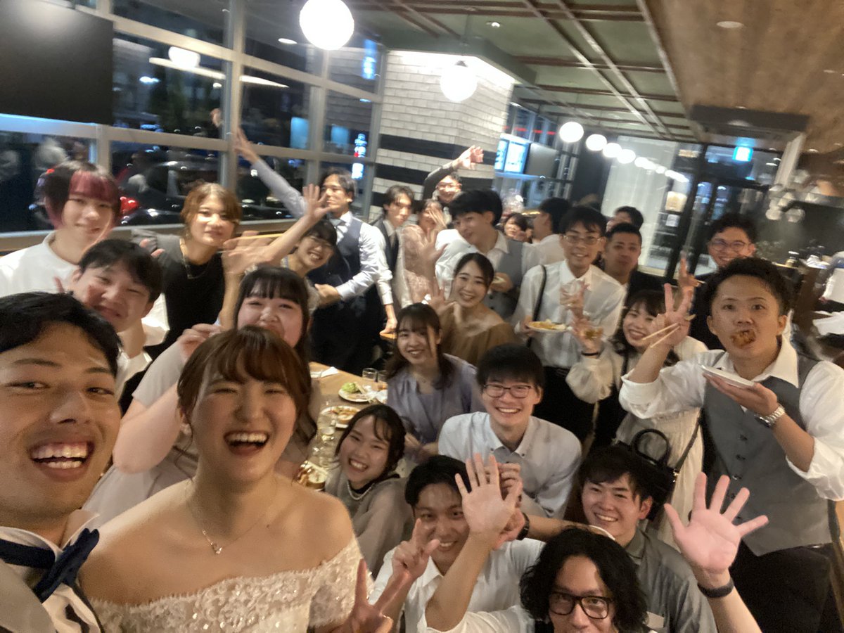 ats3160's tweet photo. 二次会には友人たちを呼びまくった結果会場パンパンになってしまった！
賑やかで楽しかったなぁ https://t.co/lTGf2ee432