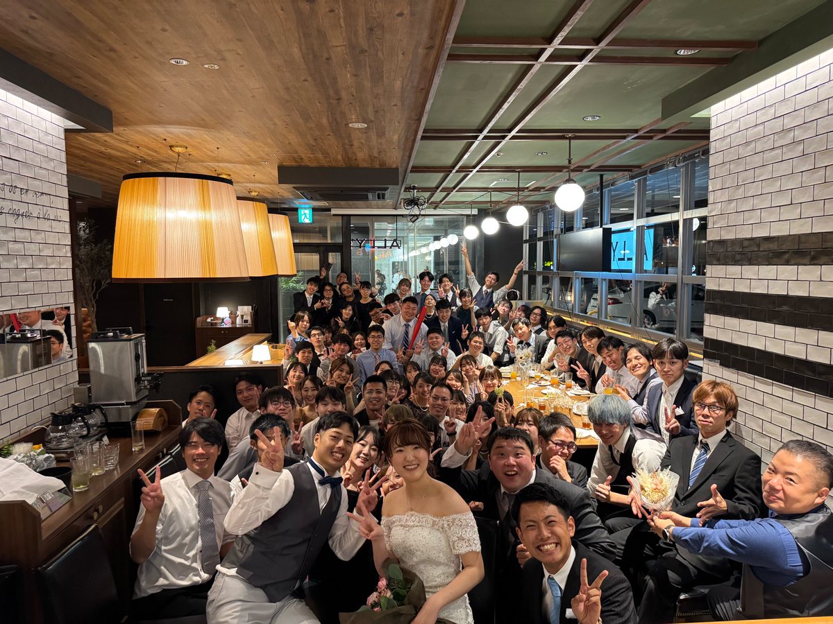 ats3160's tweet photo. 二次会には友人たちを呼びまくった結果会場パンパンになってしまった！
賑やかで楽しかったなぁ https://t.co/lTGf2ee432