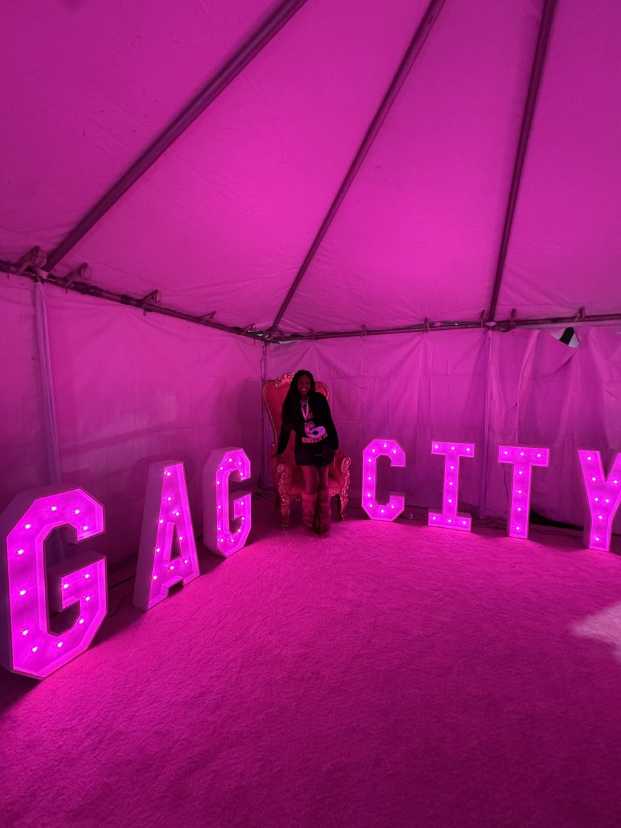 jadastokeees's tweet image. Ask Lil Wayne who the  b!tch is? 
💖🩷💞💕⭐️⭐️⭐️⭐️⭐️

#PinkFridayWorldTour
#GagCityInglewood
#PinkFriday2Tour 
#GagCity #NickiMinaj 
#GagCityReloaded
#PF2GagCityReloaded