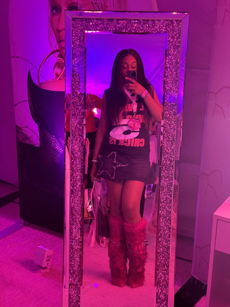 jadastokeees's tweet image. Ask Lil Wayne who the  b!tch is? 
💖🩷💞💕⭐️⭐️⭐️⭐️⭐️

#PinkFridayWorldTour
#GagCityInglewood
#PinkFriday2Tour 
#GagCity #NickiMinaj 
#GagCityReloaded
#PF2GagCityReloaded