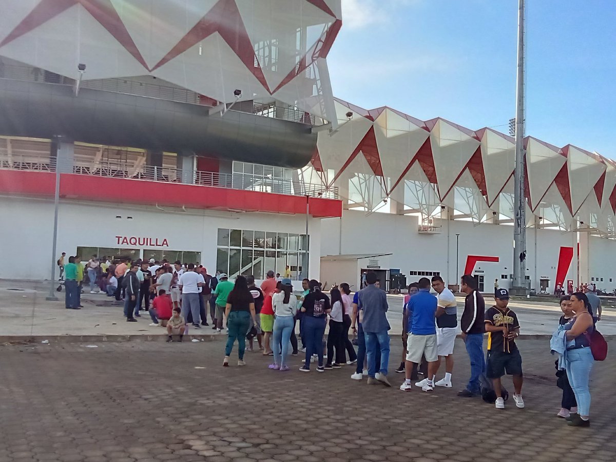 UVAraceliPerez's tweet photo. Inauguración del nuevo estadio de béisbol en la ciudad de León, #Nicaragua.
#AmoraNicaragua
#OrgulloDeMiPais https://t.co/pTAE5LqCT9