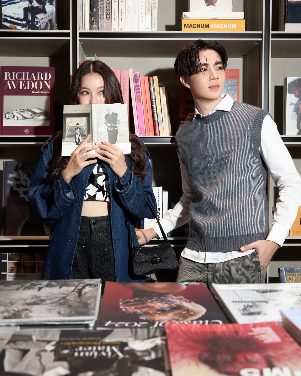 webstarupdate's tweet photo. เรียบแต่หรู! พาซูมดีเทลสตรีทลุค “ซี พฤกษ์ - น้ำตาล ทิพนารี”
พาเช็คอินอาณาจักร Armani ณ เมืองมิลาน อิตาลี
#ZeePruk #namtantipnaree
#EmporioArmanixNamtan
#ZeePrukxEmporioArmani
#EmporioArmani
#EmporioArmaniTH

แม้โชว์ Emporio Armani คอลเลกชันสุภาพสตรี ประจำฤดูกาล Spring Summer 2025 ที่มิลานแฟชั่นวีค จะจบลงไม่แล้วแต่ 2 นักแสดงสุดฮอต "ซี-พฤกษ์ พานิช" และ “น้ำตาล-ทิพนารี วีรวัฒโนดม” ในฐานะแขกคนพิเศษของแบรนด์ ไม่พลาดเช็คอินชมอาณาจักร Armani และเดินชมเมืองมิลาน ประเทศอิตาลี
งานนี้เลยเก็บตกลุคสวยหล่อ โททัลลุคสไตล์ Empori Armani ที่โดดเด่นทั้งความเรียบแต่หรู น้อยแต่มากไปด้วยดีเทล พร้อมกลิ่นอายความร่วมสมัย ทั้งหมด 2 ลุค 2 สไตล์มาฝากแฟนๆ 

เริ่มต้นกับลุค All black จาก Emporio Armani คอลเลกชัน Fall/Winter 2024 runway โดย สาวน้ำตาล มาในชุด Bomber Jacket ดีไซน์เท่ แมตช์กับกระโปรง Organza Multi Layered สุดชิคสะท้อนความเฟมินีน         คอมพลีทลุคด้วยรองเท้าบูทหุ้มข้อกำมะหยี่ และ หมวกเบเร่ต์กำมะหยี่ ด้าน หนุ่มซี หล่อสมาร์ทในชุดเบลเซอร์และกางเกงขนแกะเข้าชุด คอมพลีทลุคด้วยรองเท้า Lace Ups สุดเท่ เดินเล่นในเมือง��ิลาน และแวะเช็คอินที่ Emporio Armani Caffè เพลิดเพลินกับเครื่องดื่มร้อนๆ และขนมแสนอร่อย 

ลุคที่ 2 ของ หนุ่มซี และ สาวน้ำตาล โดนใจเหล่าแฟนๆ กับลุคคุณหนูสุดหรู คุณชายสุดหล่อละมุน  เกินต้าน พาแฟนๆ ท่องไปใน Armani Libri ซึ่งตั้งอยู่ในโรงแรมอาร์มานี มิลาน โดย สาวน้ำตาล เผยความน่ารัก ซุกซน ด้วยเสื้อพิมพ์ลายดาวและอักษร EA แมตช์กับเสื้อโค้ทเดนิมเทรนต์ และกางเกงขาสั้นสีเข้มปักลายดวงดาวที่เปล่งประกายยามค่ำคืน เข้าเซ็ตกับกระเป๋าสะพายสีดำ  ด้าน หนุ่มซี โดดเด่นในชุดเสื้อเชิ้ตสีขาวสวมทับเสื้อกั๊กที่มีสไตล์โดดเด่นสัญลักษณ์ของนกอินทรีที่สง่าสงาม จับคู่กับกางเกงขนแกะเข้าชุด จาก Emporio Armani คอลเลกชัน Fall/Winter 2024 เรียกว่ามีเสน่ห์อย่างน่าดึงดูดสุดๆ 

ร่วมค้นหาสไตล์การแต่งตัวแบบเรียบหรูตามแบบฉบับของ Emporio Armani ได้ที่ ชั้น G  ศูนย์การค้า ดิ เอ็มควอเทียร์, ป๊อปอัพสโตร์ ชั้น 3 ห้างเซ็นทรัลชิดลม

ชมภาพเพิ่มเติม >> https://t.co/GCbolMVq7I