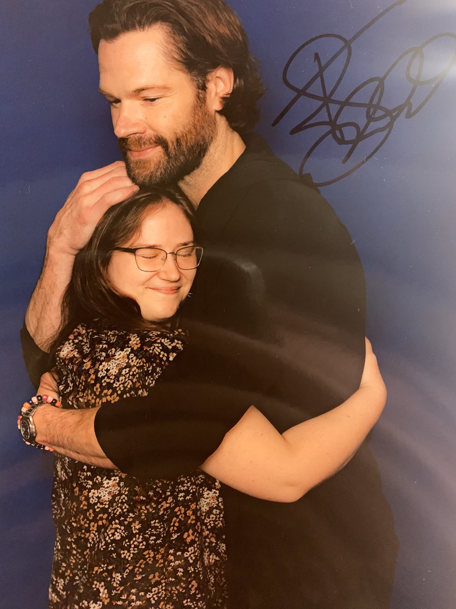 cremebrulecki's tweet photo. @jarpad jared looked at my reference photo for the other pose and said “oh we got this.” 🥹 i told him at autos that this photo makes my heart happy and he took a moment to look it over after signing. he gave me a sweet smile and fist bumped me #creationdc #spndc https://t.co/QRIeLrnukb