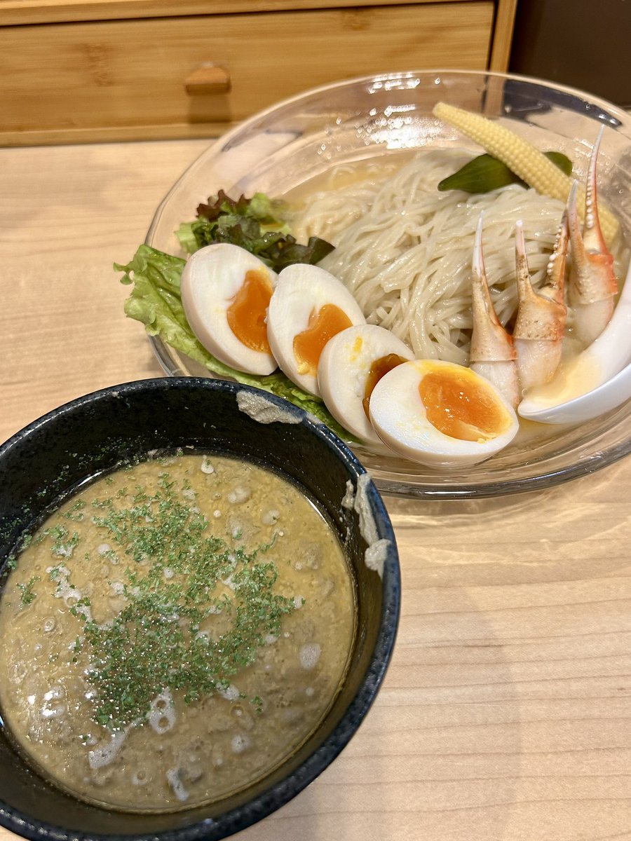 runnerDaibar's tweet photo. 麺屋M／阪東橋

限定⭐️
カニ味噌の冷製つけ麺、味玉W
チーズリゾット

くーーーっ‼️
めっちゃ美味ーーーーい😍💕💕

まずは麺のみ
麺水はカニ出汁で麺だけでも蟹の風味😋

つけ汁はまさにカニ味噌そのもの🦀
鋭いエッジが効きカニ味噌の旨みとエグ味
カニ味噌好きにはたまらなーーい💕

麺をつけ汁に潜らせ啜ると
口内はカニ味噌で溢れニヤけちゃう🤤

残ったつけ汁をリゾットに投入
これがまためちゃウマウマ〜❤️

大満足でご馳走さまでした🙏