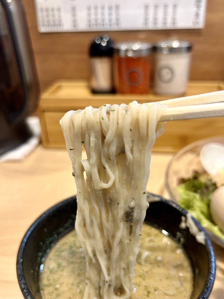 runnerDaibar's tweet photo. 麺屋M／阪東橋

限定⭐️
カニ味噌の冷製つけ麺、味玉W
チーズリゾット

くーーーっ‼️
めっちゃ美味ーーーーい😍💕💕

まずは麺のみ
麺水はカニ出汁で麺だけでも蟹の風味😋

つけ汁はまさにカニ味噌そのもの🦀
鋭いエッジが効きカニ味噌の旨みとエグ味
カニ味噌好きにはたまらなーーい💕

麺をつけ汁に潜らせ啜ると
口内はカニ味噌で溢れニヤけちゃう🤤

残ったつけ汁をリゾットに投入
これがまためちゃウマウマ〜❤️

大満足でご馳走さまでした🙏