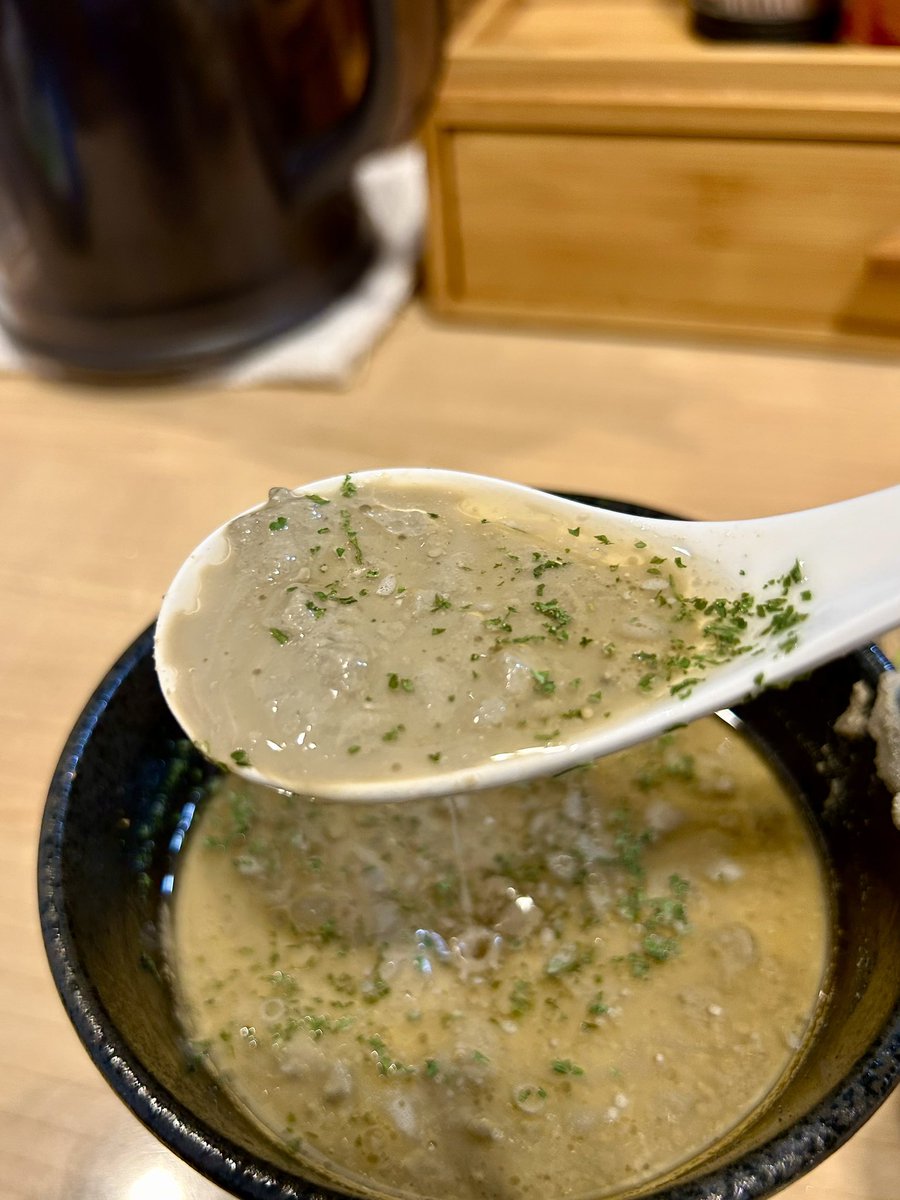 runnerDaibar's tweet photo. 麺屋M／阪東橋

限定⭐️
カニ味噌の冷製つけ麺、味玉W
チーズリゾット

くーーーっ‼️
めっちゃ美味ーーーーい😍💕💕

まずは麺のみ
麺水はカニ出汁で麺だけでも蟹の風味😋

つけ汁はまさにカニ味噌そのもの🦀
鋭いエッジが効きカニ味噌の旨みとエグ味
カニ味噌好きにはたまらなーーい💕

麺をつけ汁に潜らせ啜ると
口内はカニ味噌で溢れニヤけちゃう🤤

残ったつけ汁をリゾットに投入
これがまためちゃウマウマ〜❤️

大満足でご馳走さまでした🙏