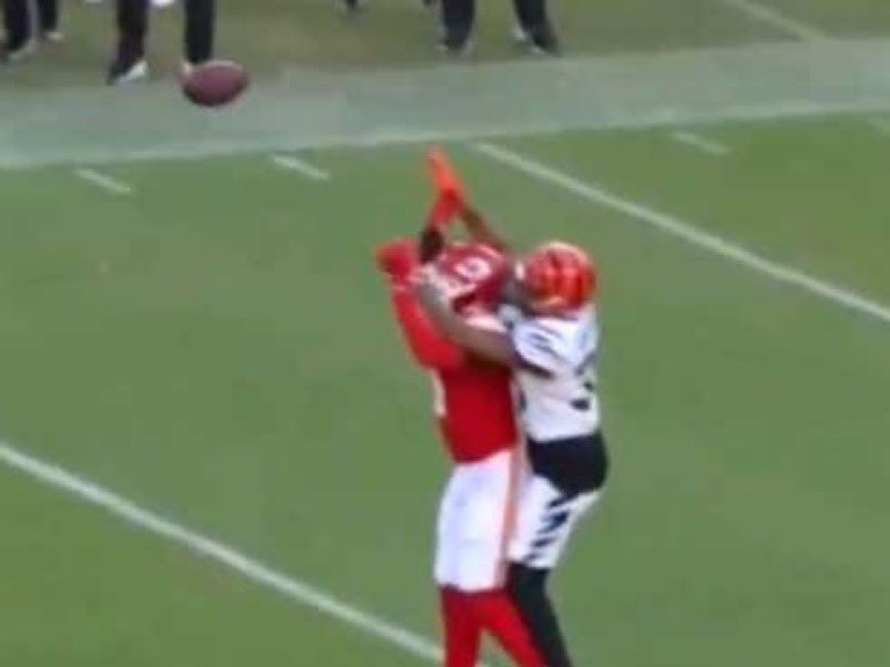 JeFFro0919's tweet image. PI against to Bengals allows kc to win, no PI against the Cheifs to allow them to win! It’s ridiculous how obvious they want kc to win 🤦‍♂️ do better @NFL #Bengals #Cheifs #Refs #KcAintShitWithoutTheRefs!