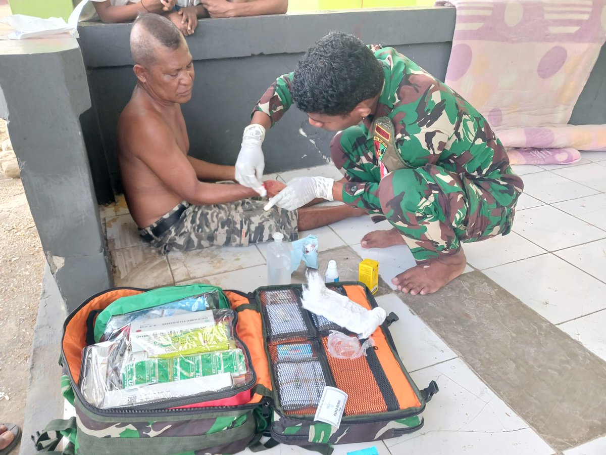 SquadGaruda741's tweet photo. PRAJURIT DAMAR YONIF 741/GN MEMBERIKAN PERTOLONGAN PERTAMA PADA WARGA SEKITARAN POS
DISIPLIN - TANGGUNG JAWAB - SETIA KAWAN
#puspentni
#yonif741
#korem163
#korem161
#kodamixudayana
#tni_angkatan_ darat
#tniprima https://t.co/3vcCTvlTOB