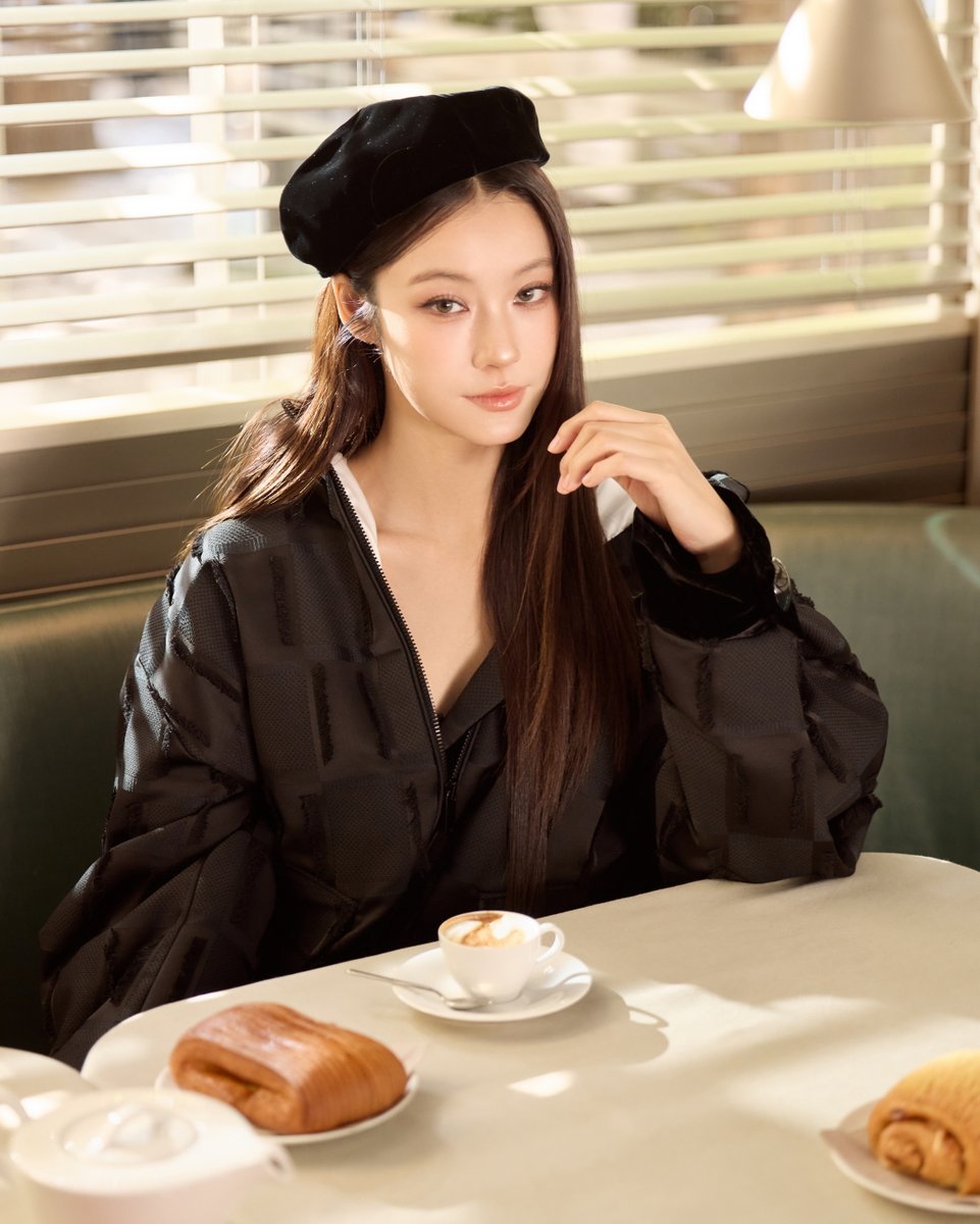 _24News_'s tweet photo. เรียบแต่หรู! พาซูมดีเทลสตรีทลุค “ซี พฤกษ์ - น้ำตาล ทิพนารี”
พาเช็คอินอาณาจักร Armani ณ เมืองมิลาน อิตาลี

#ZeePruk #namtantipnaree #EmporioArmanixNamtan #ZeePrukxEmporioArmani #EmporioArmani #EmporioArmaniTH

แม้โชว์ Emporio Armani คอลเลกชันสุภาพสตรี ประจำฤดูกาล Spring Summer 2025 ที่มิลานแฟชั่นวีค จะจบลงไม่แล้วแต่ 2 นักแสดงสุดฮอต "ซี-พฤกษ์ พานิช" และ “น้ำตาล-ทิพนารี วีรวัฒโนดม” ในฐานะแขกคนพิเศษของแบรนด์ ไม่พลาดเช็คอินชมอาณาจักร Armani และเดินชมเมืองมิลาน ประเทศอิตาลี

งานนี้เลยเก็บตกลุคสวยหล่อ โททัลลุคสไตล์ Empori Armani ที่โดดเด่นทั้งความเรียบแต่หรู น้อยแต่มากไปด้วยดีเทล พร้อมกลิ่นอายความร่วมสมัย ทั้งหมด 2 ลุค 2 สไตล์มาฝากแฟนๆ

เริ่มต้นกับลุค All black จาก Emporio Armani คอลเลกชัน Fall/Winter 2024 runway โดย สาวน้ำตาล มาในชุด Bomber Jacket ดีไซน์เท่ แมตช์กับกระโปรง Organza Multi Layered สุดชิคสะท้อนความเฟมินีน คอมพลีทลุคด้วยรองเท้าบูทหุ้มข้อกำมะหยี่ และ หมวกเบเร่ต์กำมะหยี่ ด้าน หนุ่มซี หล่อสมาร์ทในชุดเบลเซอร์และกางเกงขนแกะเข้าชุด คอมพลีทลุคด้วยรองเท้า Lace Ups สุดเท่ เดินเล่นในเมืองมิลาน และแวะเช็คอินที่ Emporio Armani Caffè เพลิดเพลินกับเครื่องดื่มร้อนๆ และขนมแสนอร่อย

ลุคที่ 2 ของ หนุ่มซี และ สาวน้ำตาล โดนใจเหล่าแฟนๆ กับลุคคุณหนูสุดหรู คุณชายสุดหล่อละมุนเกินต้าน พาแฟนๆ ท่องไปใน Armani Libri ซึ่งตั้งอยู่ในโรงแรมอาร์มานี มิลาน โดย สาวน้ำตาล เผยความน่ารัก ซุกซน ด้วยเสื้อพิมพ์ลายดาวและอักษร EA แมตช์กับเสื้อโค้ทเดนิมเทรนต์ และกางเกงขาสั้นสีเข้มปักลายดวงดาวที่เปล่งประกายยามค่ำคืน เข้าเซ็ตกับกระเป๋าสะพายสีดำ  ด้าน หนุ่มซี โดดเด่นในชุดเสื้อเชิ้ตสีขาวสวมทับเสื้อกั๊กที่มีสไตล์โดดเด่นสัญลักษณ์ของนกอินทรีที่สง่าสงาม จับคู่กับกางเกงขนแกะเข้าชุด จาก Emporio Armani คอลเลกชัน Fall/Winter 2024 เรียกว่ามีเสน่ห์อย่างน่าดึงดูดสุดๆ

ร่วมค้นหาสไตล์การแต่งตัวแบบเรียบหรูตามแบบฉบับของ Emporio Armani ได้ที่ ชั้น G  ศูนย์การค้า ดิ เอ็มควอเทียร์, ป๊อปอัพสโตร์ ชั้น 3 ห้างเซ็นทรัลชิดลม