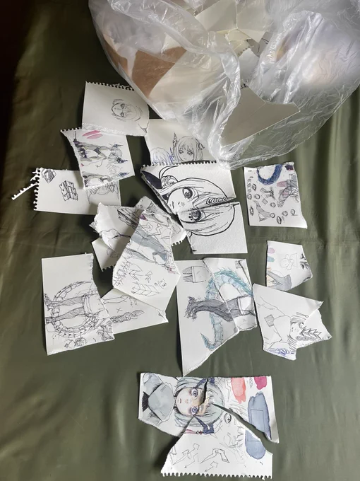 実家帰る度にこれでガックシくる…父は自分の絵に何の恨みがあるんだ…ゴミ袋パンパンになるまで千切らなくてもいいのにな 