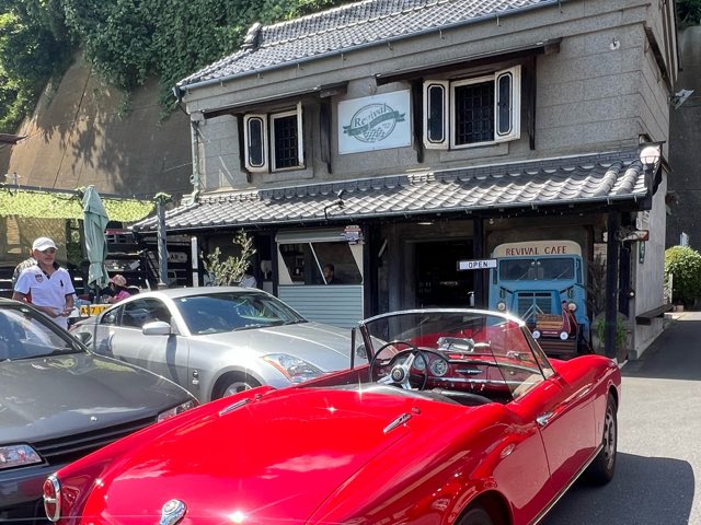 sumire_Papp's tweet photo. 前から来たかった取り壊し寸前の蔵を改装した旧車が集まるカフェ╰(*´︶`*)╯♡
街道沿いの白いtr4が目印 https://t.co/MPdkK6GeiT