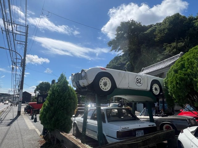 sumire_Papp's tweet photo. 前から来たかった取り壊し寸前の蔵を改装した旧車が集まるカフェ╰(*´︶`*)╯♡
街道沿いの白いtr4が目印 https://t.co/MPdkK6GeiT