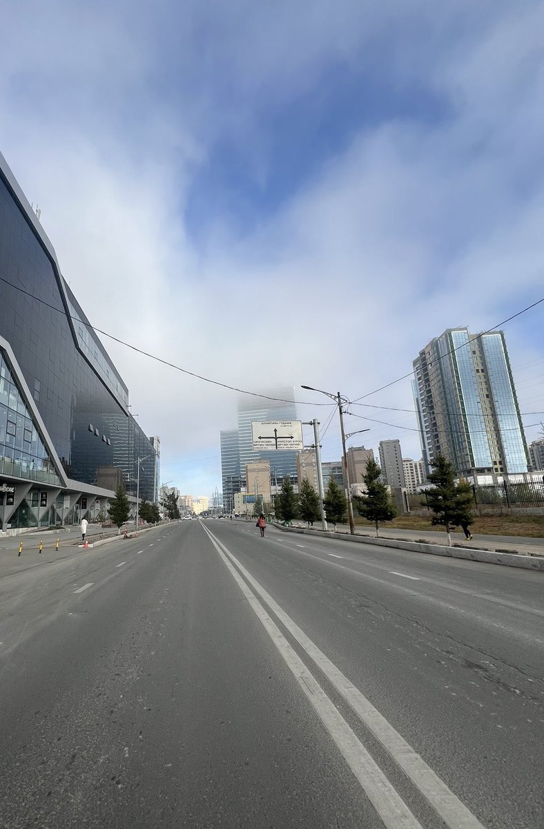 Би яг энэ И-Мартын урд уулзвараас Маршалын гүүр хүртэлх замаар өдөр болгон явдаг. Толь шиг биш ч торойх ганц товгоргүй зам.

Энэ хотод энэ замаас муу зам байхгүй гэж үү? Гэр хороолол, захын хэсэгт энэ замаас муу зам алга гэж үү?