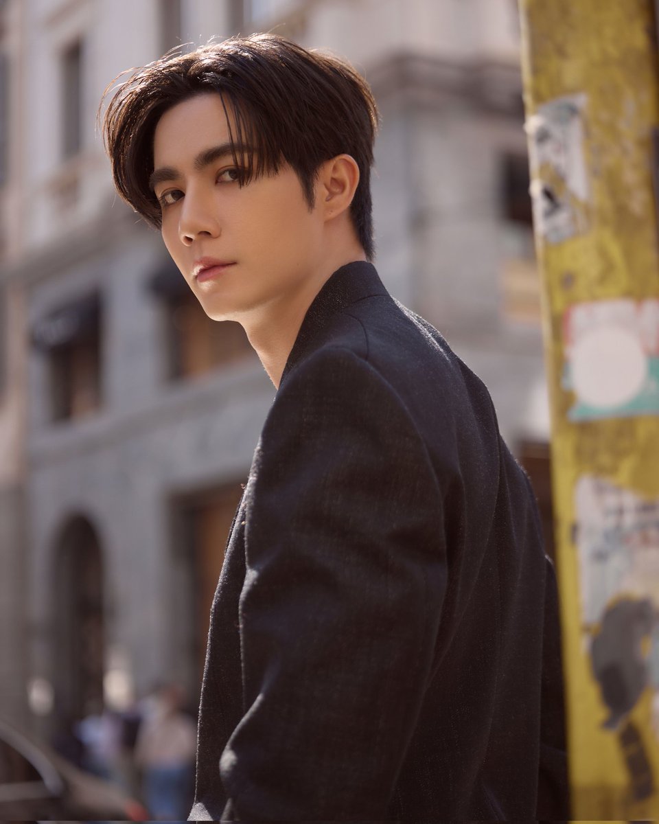 Hello_asian's tweet photo. อันนี้ check in MILAN หรือ check in สวรรค์ คะ !!!! 
หล่อเกิ้นนนนน คุณชายพึก!!
เรียบแต่หรู! 
#EmporioArmani 
#EmporioArmaniTH
#ซีพฤกษ์ #ZeePruk 
หนุ่มซี หล่อสมาร์ทในชุดเบลเซอร์และกางเกงขนแกะเข้าชุด คอมพลีทลุคด้วยรองเท้า Lace Ups สุดเท่ เดินเล่นในเมืองมิลาน และแวะเช็คอินที่ Emporio Armani Caffè เพลิดเพลินกับเครื่องดื่มร้อนๆ และขนมแสนอร่อย

อีกลุค กับ ชุดเสื้อเชิ้ตสีขาวสวมทับเสื้อกั๊กที่มีสไตล์โดดเด่นสัญลักษณ์ของนกอินทรีที่สง่าสงาม จับคู่กับกางเกงขนแกะเข้าชุด จาก Emporio Armani คอลเลกชัน Fall/Winter 2024 เรียกว่ามีเสน่ห์อย่างน่าดึงดูดสุดๆ

https://t.co/KGwEubxAQq