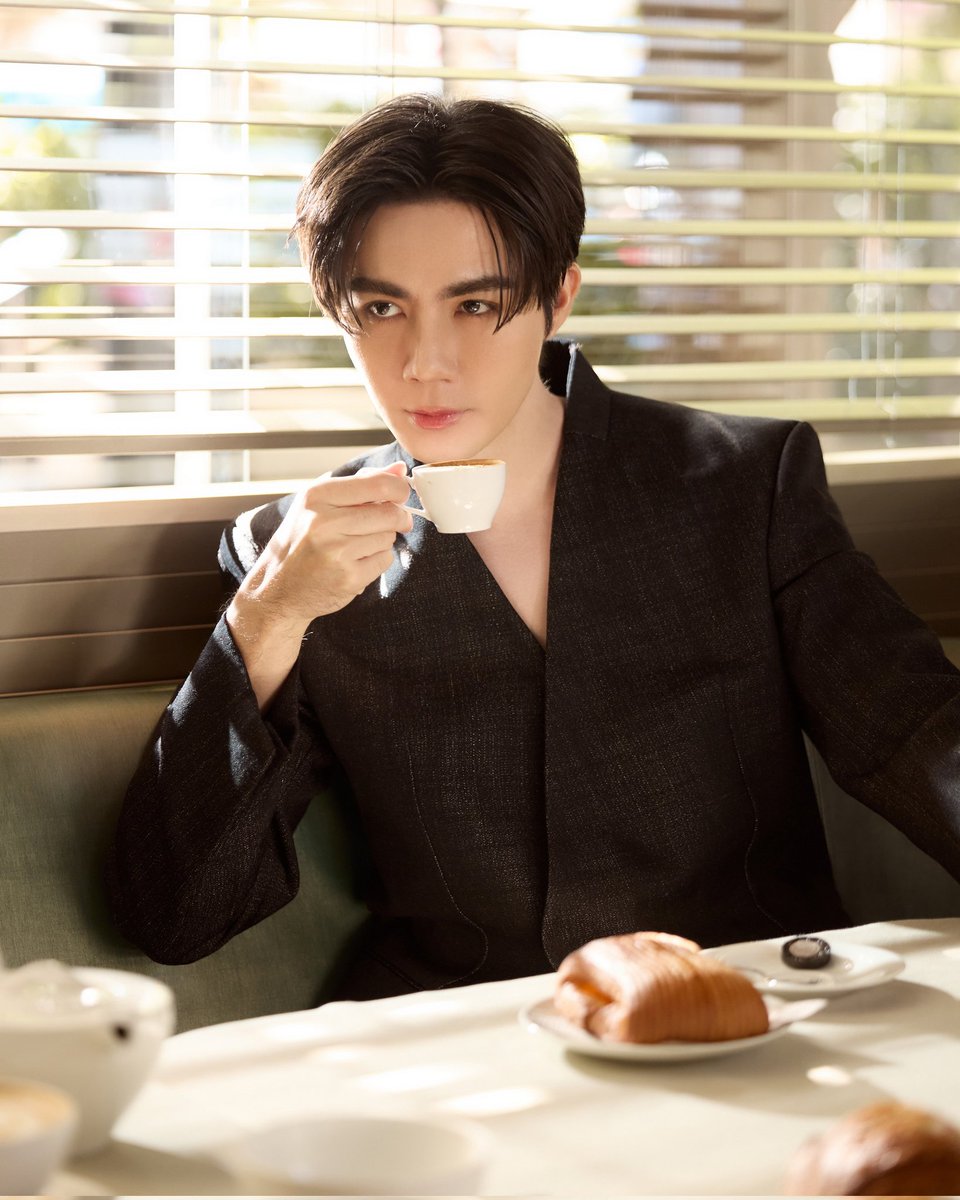 Hello_asian's tweet photo. อันนี้ check in MILAN หรือ check in สวรรค์ คะ !!!! 
หล่อเกิ้นนนนน คุณชายพึก!!
เรียบแต่หรู! 
#EmporioArmani 
#EmporioArmaniTH
#ซีพฤกษ์ #ZeePruk 
หนุ่มซี หล่อสมาร์ทในชุดเบลเซอร์และกางเกงขนแกะเข้าชุด คอมพลีทลุคด้วยรองเท้า Lace Ups สุดเท่ เดินเล่นในเมืองมิลาน และแวะเช็คอินที่ Emporio Armani Caffè เพลิดเพลินกับเครื่องดื่มร้อนๆ และขนมแสนอร่อย

อีกลุค กับ ชุดเสื้อเชิ้ตสีขาวสวมทับเสื้อกั๊กที่มีสไตล์โดดเด่นสัญลักษณ์ของนกอินทรีที่สง่าสงาม จับคู่กับกางเกงขนแกะเข้าชุด จาก Emporio Armani คอลเลกชัน Fall/Winter 2024 เรียกว่ามีเสน่ห์อย่างน่าดึงดูดสุดๆ

https://t.co/KGwEubxAQq
