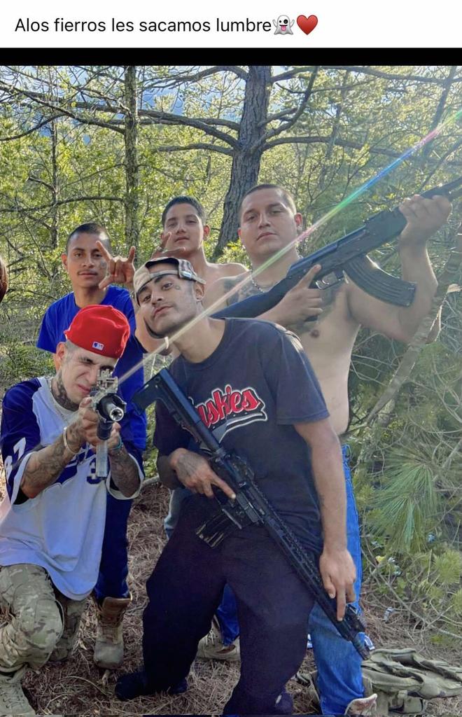 VivoenMarte2's tweet photo. Este n4rc0 t3rror1sta es el mentado "Rayitas" (el de gorra roja) es un integrante de la n4rc0 t3rrorist4 organización del C del Noreste/Zetas de #NuevoLaredo #Tamaulipas este lacra junto con los demás mugrosos que aparecen con el en las fotos son de la "Operativa Nuevo León 666" y son los causantes de la ola de violencia que se está viviendo en la zona sur del estado de #NuevoLeón el "Rayitas" es buscado por el gobierno por varios asesinatos cometidos en el municipio de #García Nuevo León.
