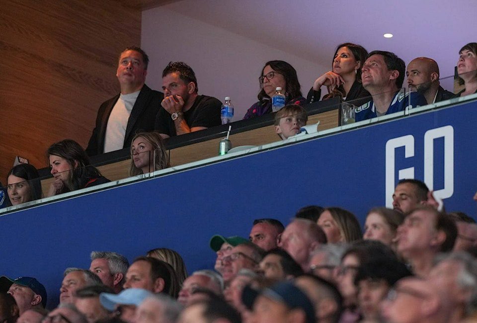 TheBreakdownAB's tweet photo. Premier Smith attended an elite semi final playoff game with 2 staffers with tickets that had been provided as gifts.

The Government of Alberta has no record of those staffers getting permission to accept those gifts.

They violated the rules they rewrote. 

/1

#abpoli #cdnpoli https://t.co/NbXvCx0pWe