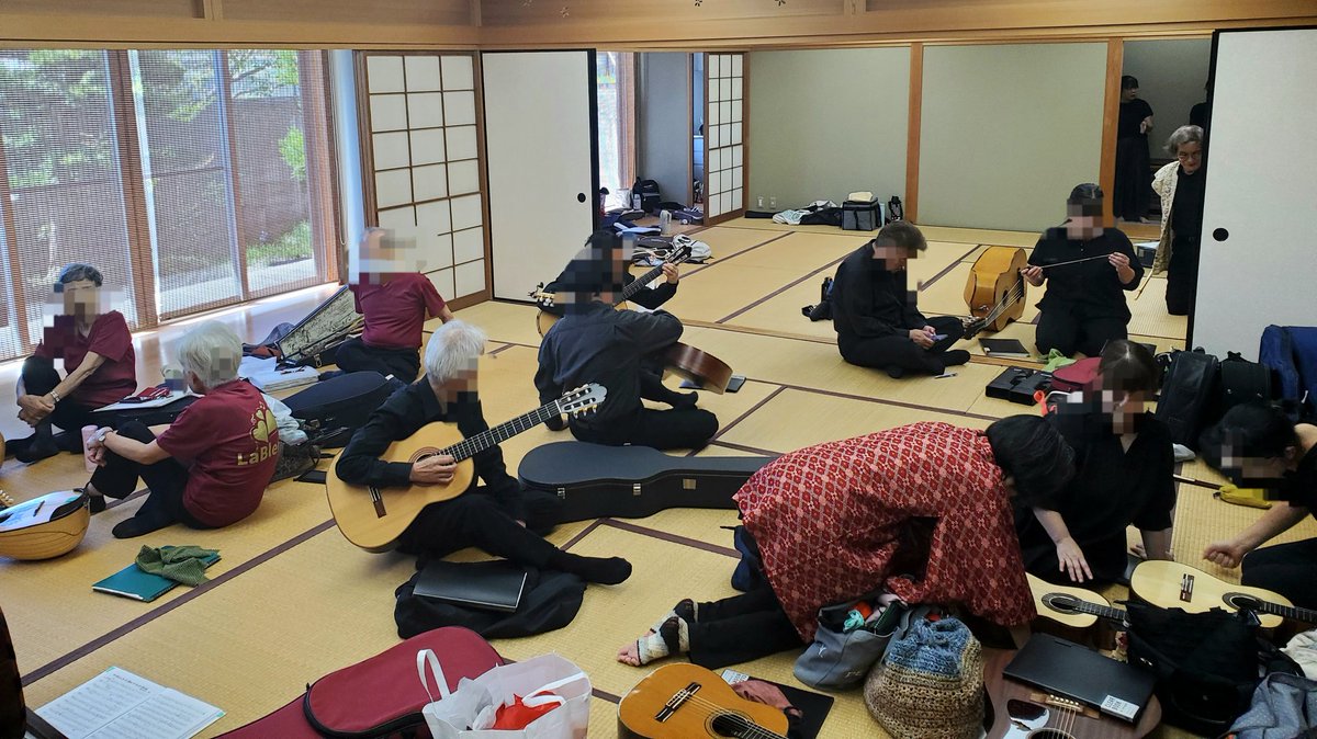 nguitar758's tweet photo. 台風の影響で
本日開催中。

名古屋は
合奏はメンバー揃わず
独奏、重奏チームで参加。

今、終わって参加者は
ホッとして
弁当食べているところ。
山の中の
とてもキレイなホールです。
津の皆さん大変お世話になっています！
ありがとうございます。 https://t.co/bCmFK9Bnxp
