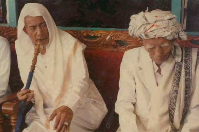 fahd_ibn_ala's tweet image. Sh. Yāsīn al-Fādānī (d. 1410) with Sh. Zayn al-Dīn al-Fānshūrī (d. 1418)