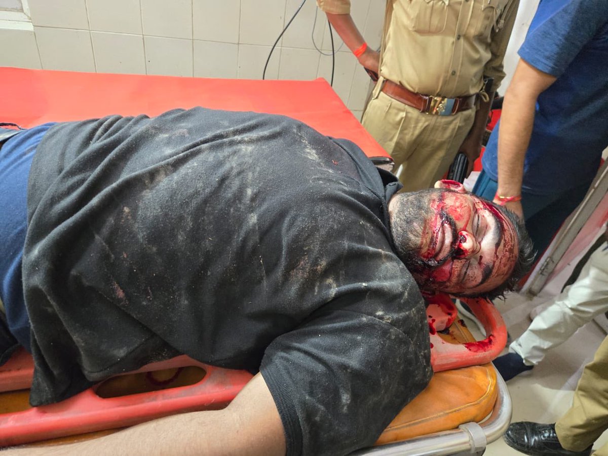 एक और #Encounter

UP के सुल्तानपुर में सर्राफ डकैती केस में शामिल एक और 1 लाख का ईनामी बदमाश अनुज प्रताप सिंह मुठभेड़ में मारा गया। इससे पहले मंगेश यादव को STF ने मार गिरा था। ज्वेलरी शॉप में करोड़ों रुपए की हुई थी डकैती की घटना। #Sultanpur #Encounter #UP