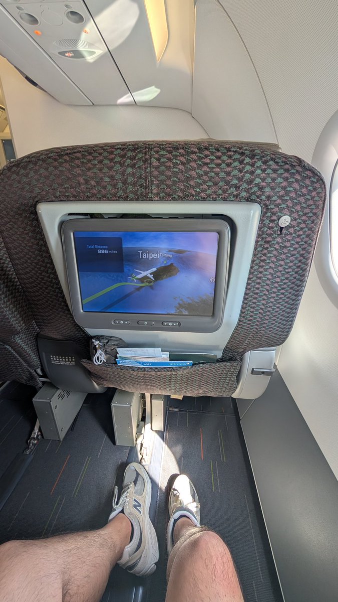 __InvU's tweet image. One quick flight to Taiwan for a layover before going home 👀