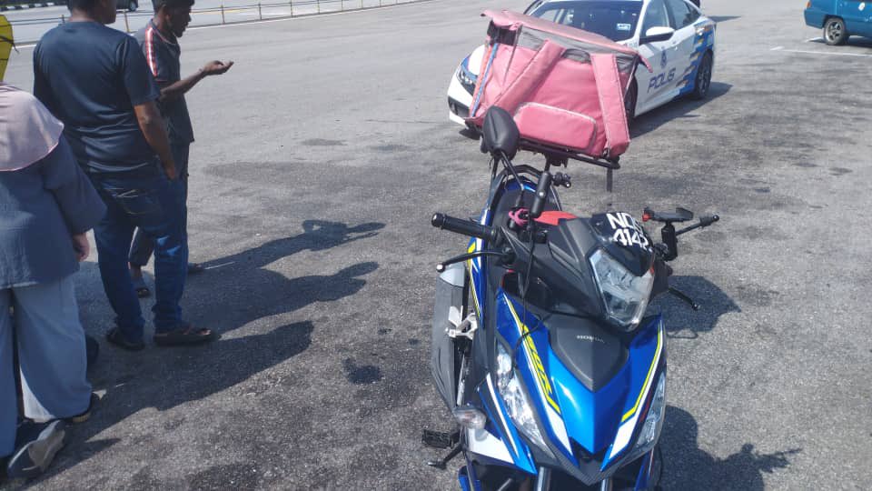ikaezam's tweet photo. Saya dgn rendah diri minta tolong sangat sebarkan tweet ni .

Ayah saya dilanggar lari area TOL SENAWANG oleh another motor yang lawan arus.  

Any saksi kejadian yang ada bukti dashcam boleh tak dm saya? Kejadian berlaku tadi (23/9) dalam pukul 10 lebih pagi tadi. https://t.co/MNsVVOTuaJ