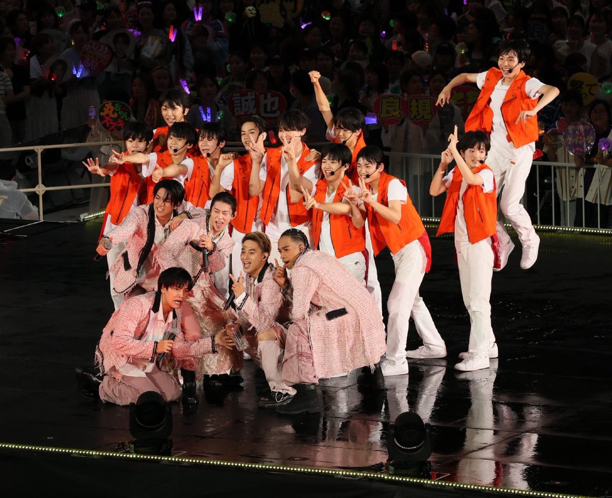 kmi_kir's tweet photo. 2024年にこの無機質The無所バックみたいな衣装着させられるBoys beを誰が想像した_______？なんなんこれグロすぎるでしょ単独何回かこなしてるれっきとした関ジュのグループなんですが_______？？？ https://t.co/8IRXN89uml