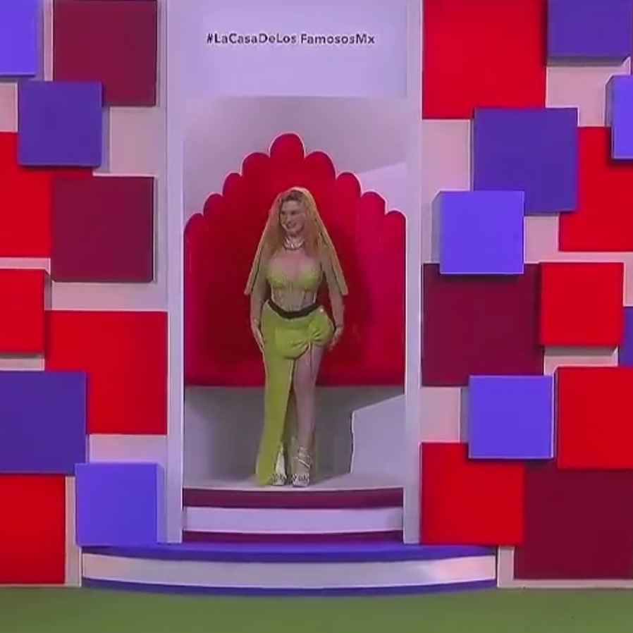 karolsmajo's tweet photo. primera               última eliminación
eliminación //   (finalista)

#LaCasaDeLosFamososMx https://t.co/VsWlz0CEeM