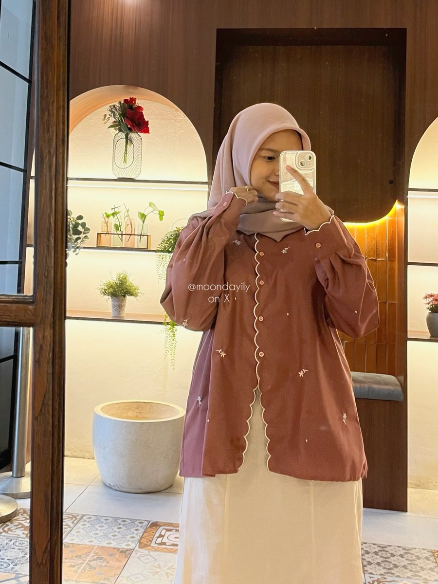moondayily's tweet photo. blouse nya cantik bangett yaaa 🥰💓

aku tuh suka banget sama brand lokal ini, soalnya di tiap koleksinya pasti ada bordir gemessnya🫠 materialsnya juga premium luvv 🫶🏻 https://t.co/ni4SYvZK1m