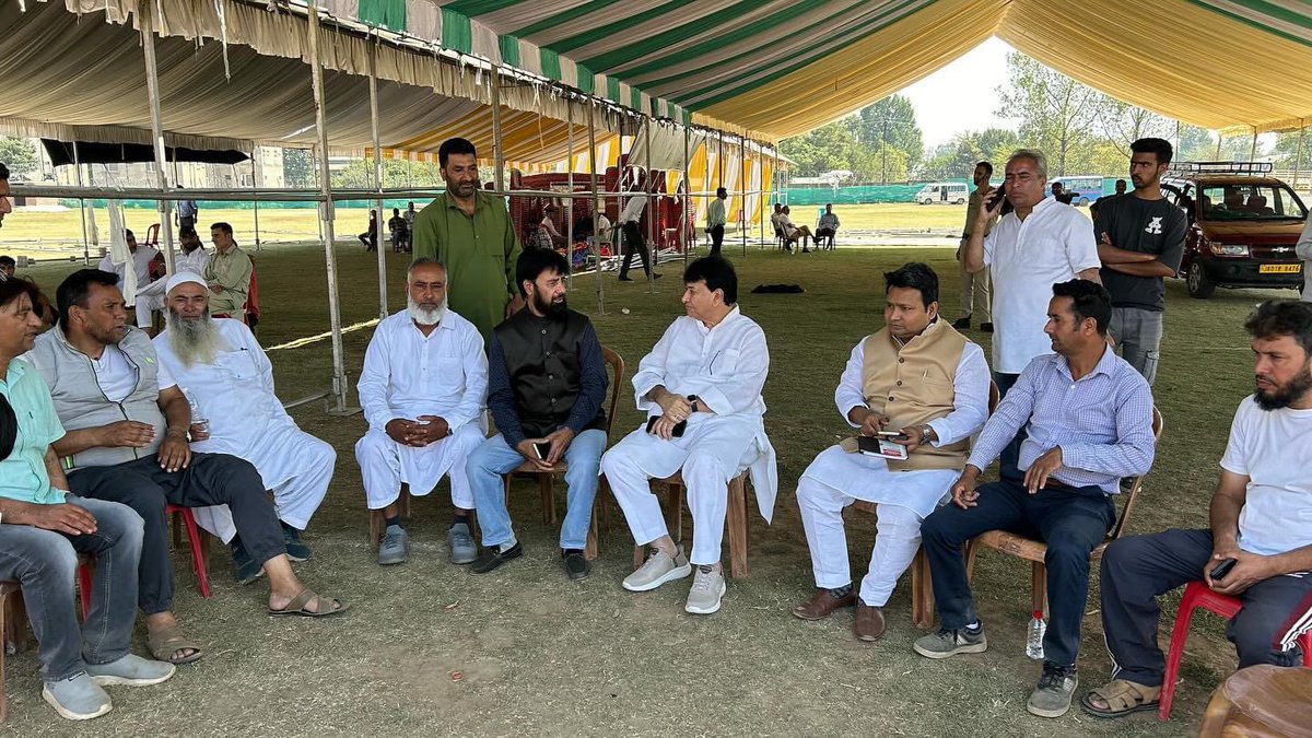 haroonyusuf22's tweet photo. कल @INCJammuKashmir  के अध्यक्ष से मुलाकात की |श्रीनगर संसदीय क्षेत्र के विधानसभा क्षेत्रों के चुनावों और राजनीतिक माहौल के संबंध में बहुत रचनात्मक और सकारात्मक बातचीत हुई | श्रीनगर में होने वाली @RahulGandhi जी की जन सभा स्थल का भी दौरा किया | https://t.co/RPJC4VTWh7