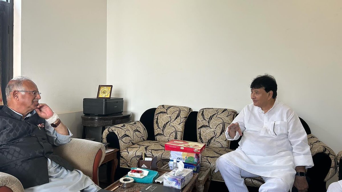 haroonyusuf22's tweet photo. कल @INCJammuKashmir  के अध्यक्ष से मुलाकात की |श्रीनगर संसदीय क्षेत्र के विधानसभा क्षेत्रों के चुनावों और राजनीतिक माहौल के संबंध में बहुत रचनात्मक और सकारात्मक बातचीत हुई | श्रीनगर में होने वाली @RahulGandhi जी की जन सभा स्थल का भी दौरा किया | https://t.co/RPJC4VTWh7