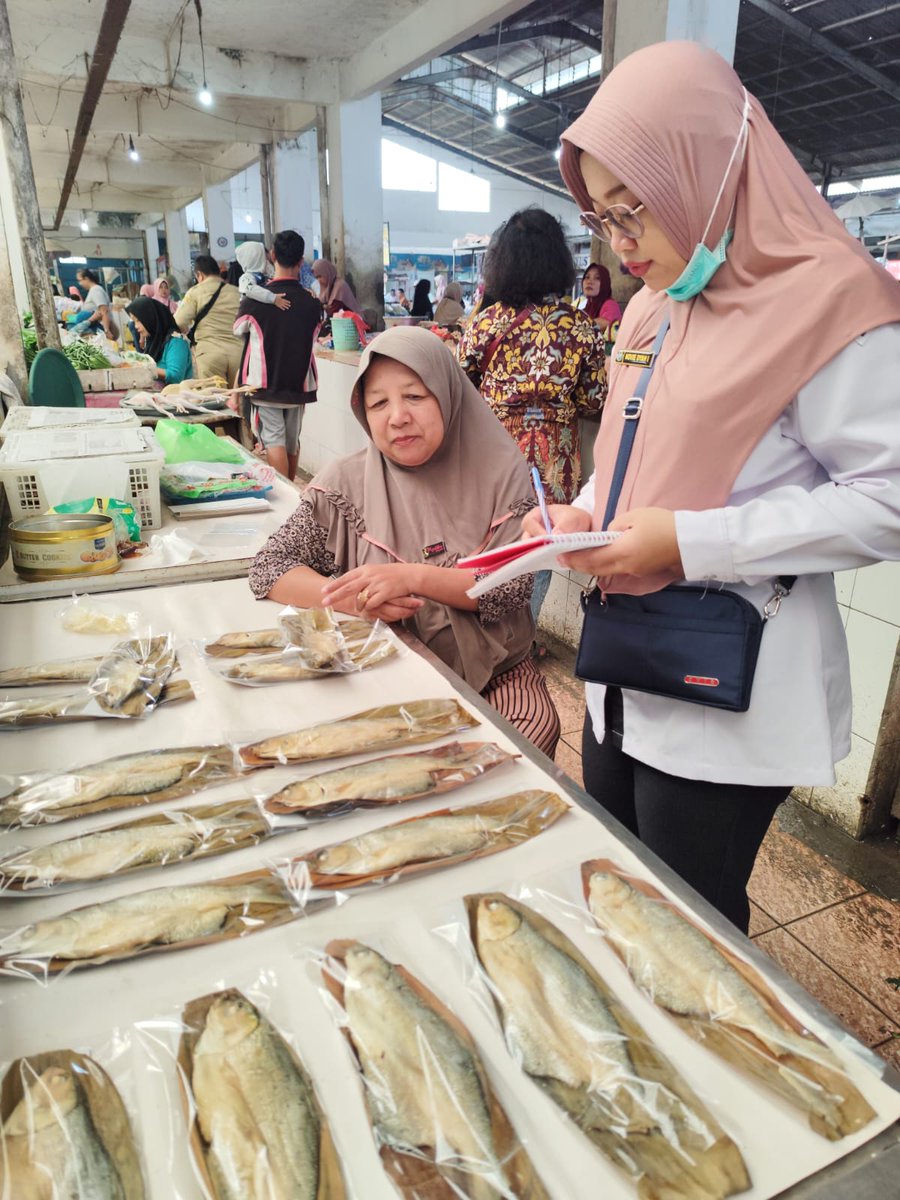 n_dyera's tweet photo. Kamis (8/8/2024), Novie DI_Luhkan Kab. Kudus di Pasar Bitingan Pendataan Produksi Bandeng Presto milik Bu Rio Santy Pasuruhan Lor Jati produksi tiap hari 20-25kg harga 15rb/ekor #GiatLuhkanSatminkalTegal #luhlapor @bppsdm_kp @bppsdm_puslatkp @PKBLU_bp3tegal https://t.co/mRPtSYeIqb