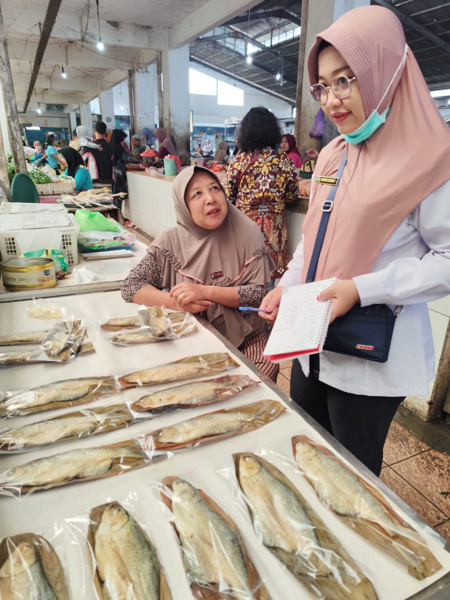 n_dyera's tweet photo. Kamis (8/8/2024), Novie DI_Luhkan Kab. Kudus di Pasar Bitingan Pendataan Produksi Bandeng Presto milik Bu Rio Santy Pasuruhan Lor Jati produksi tiap hari 20-25kg harga 15rb/ekor #GiatLuhkanSatminkalTegal #luhlapor @bppsdm_kp @bppsdm_puslatkp @PKBLU_bp3tegal https://t.co/mRPtSYeIqb