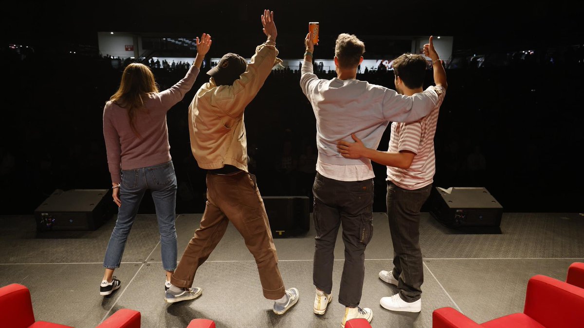 rachellewyse's tweet image. Edmonton Expo 2024!!! #teamflash  #theflash #snowbarry #granielle 😍😭