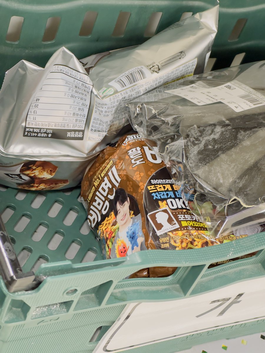 ㅠㅜ 리턴상품 대기장소에 우스기..
내가 갖꾸오고싶은데 집에 2봉 그대로 있ㅇㅓ
(੭ ˃̣̣̥᷄⌓˂̣̣̥᷅ )੭⁾⁾