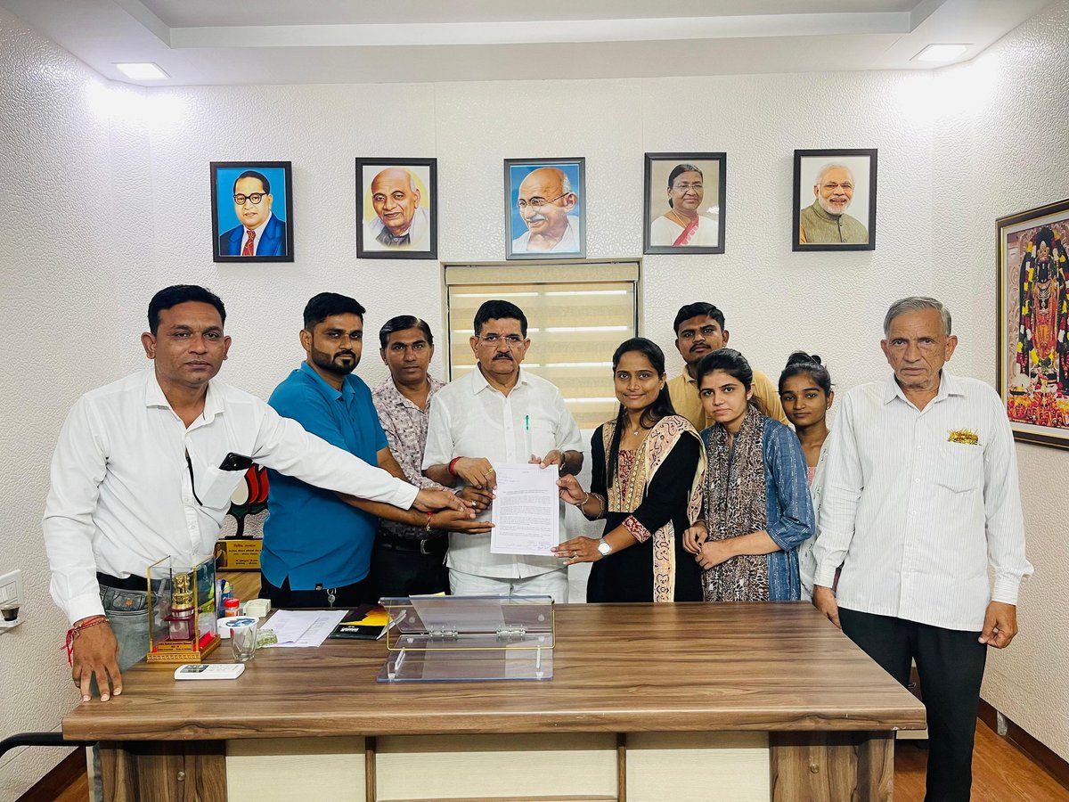 ધોરણ - 9 થી 12માં જગ્યા વધારા અને જેમની ઉંમર મર્યાદા ભરતી માટે પૂર્ણ થવાના આરે છે તેઓને ઉંમરમાં છૂટછાટ આપવા અંગે મહેસાણા  લોકસભાના BJP સાંસદશ્રી હરિભાઇ પટેલને આવેદન પત્ર આપવામાં આવ્યું.
#गुजरात_मांगे_कायमी_शिक्षक
<a href="/kuberdindor/">Dr. Kuber Dindor</a>
<a href="/prafulpbjp/">Praful Pansheriya</a>
<a href="/CMOguj/">CMO Gujarat</a>
<a href="/PandyaPiyush19/">Pandya Piyush</a>
<a href="/tejasmajithiya5/">તેજસ મજીઠીયા</a>