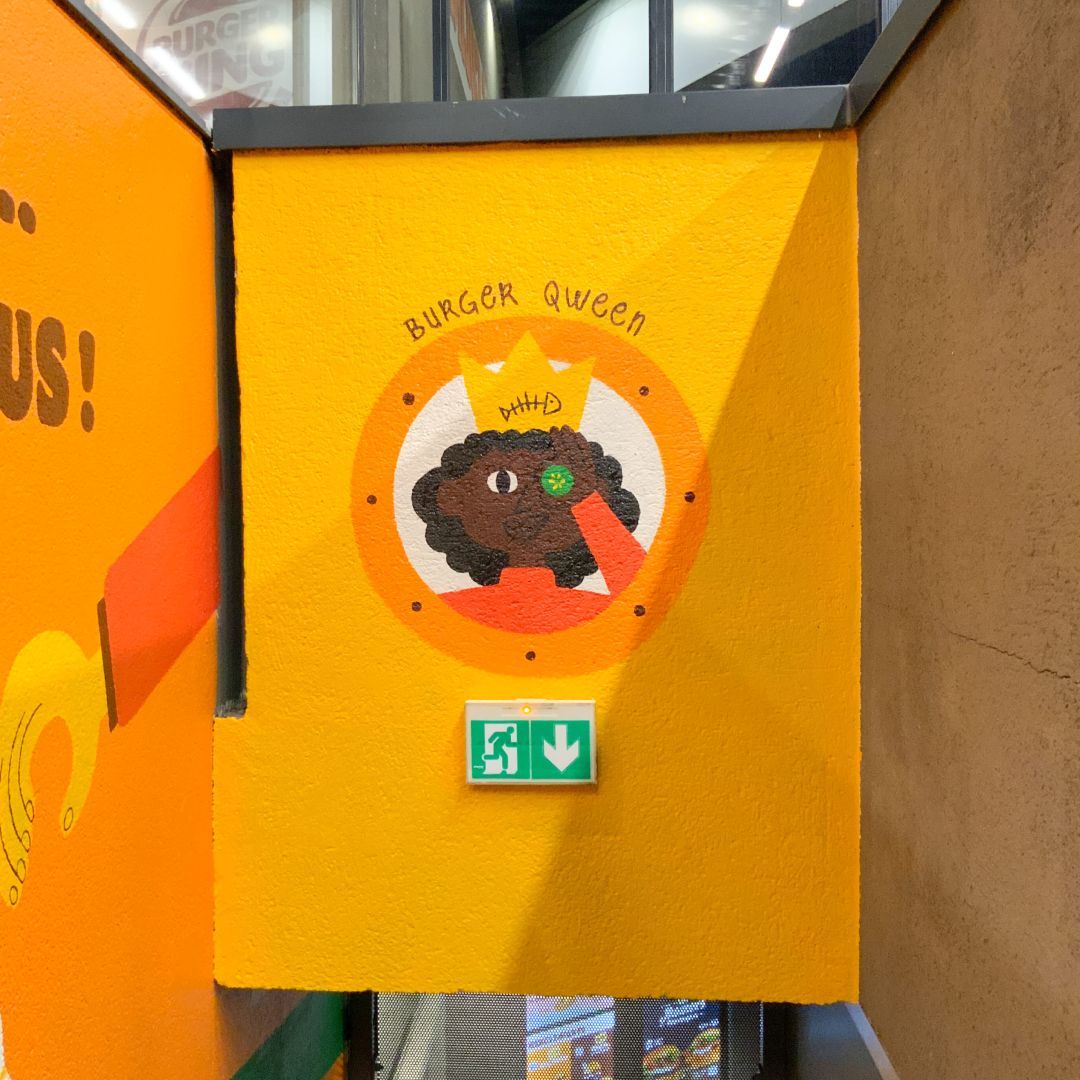 Bienvenue à bord ! ⛵⚓

Katra signe la terrasse extérieure de <a href="/BurgerKingFR/">Burger King France</a> de La Rochelle ! Une terrasse pleine de saveurs et riche en couleurs, venue chasser la morosité de ce bord de mer ! 

🔗 buff.ly/4e8i6cq 

#larochelle #design #collaboration #graphisme #painting