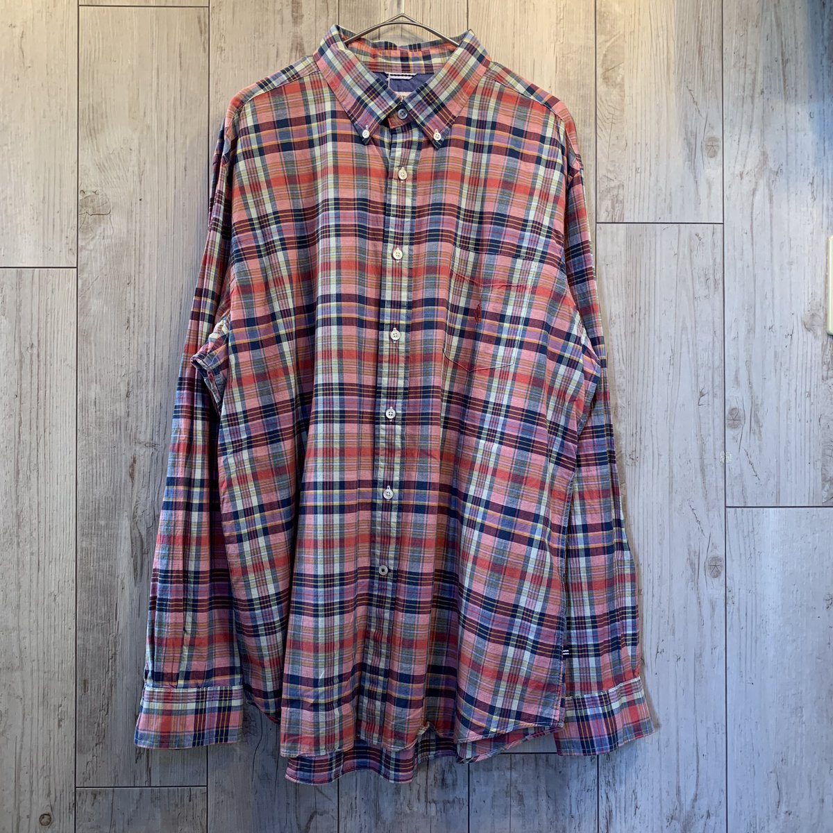 tafshop's tweet photo. まだまだ暑いですが、秋が少しだけ顔を出してきてますね🍂
もう5℃ぐらいで秋服にチェンジですかね🤔

ノーティカのチェックシャツです⛵️
秋らしいアメカジコーデにオススメの一枚です🎃

#nautica  #ノーティカ #アメカジ #大須古着屋 #大須 #古着 #激安古着 #ブランド古着 #秋コーデ #タフshop https://t.co/CD4ObBrN0l