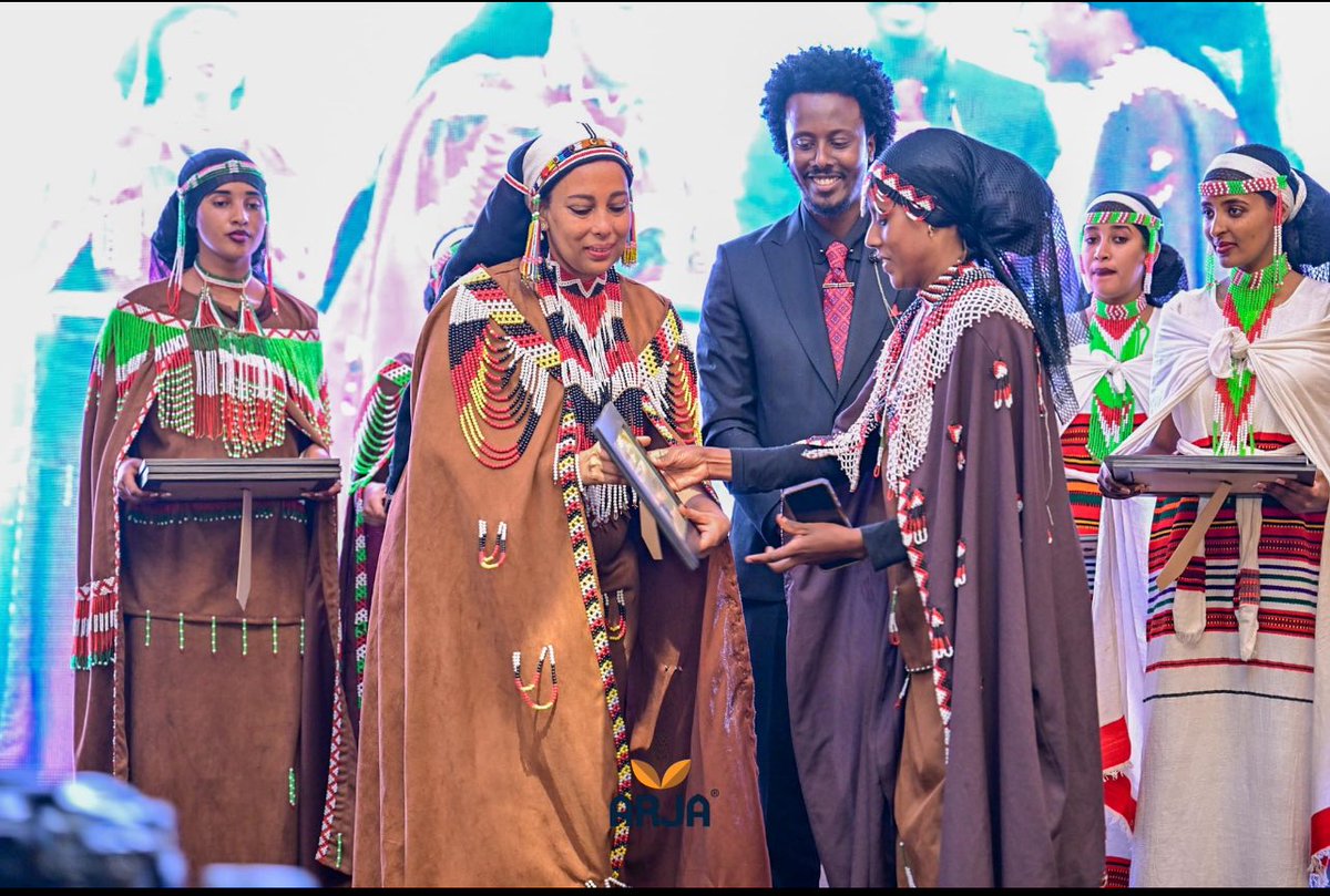 safi24E's tweet photo. A group of Arsi Oromo diaspora from North America are going to celebrate #Irreechaa holiday in the beautiful town of #Berbara beach 🏝️ 🏖️ in Somaliland. The ladies dress is very similar to Somaliland flag .
Thank you @Jigjigamedia @VisitOromia for coordinating this historical moment.