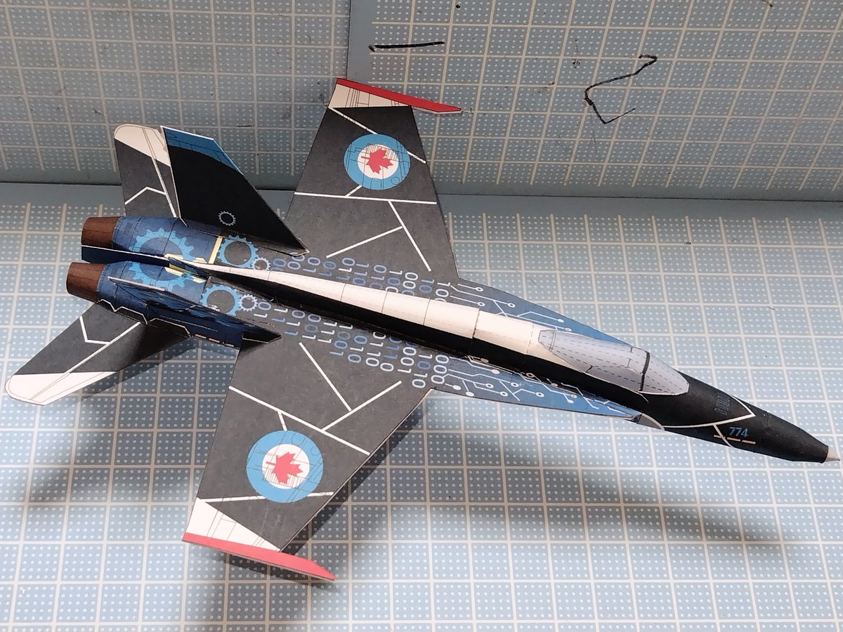 tukaretaossan's tweet photo. 「カナディアン・ホーネット」
正式公開版を1/80から1/100スケールに縮小して組立てました🛩
サイトには既にカッコいいレガシーホーネットが公開されてますが、より「らしく」なった印象です。
#Ojimak #紙飛行機 #紙飛行機とばそ #無償 #CF188A #ペーパークラフト #紙模型 #スピカ写真館 https://t.co/0SL8xmf830