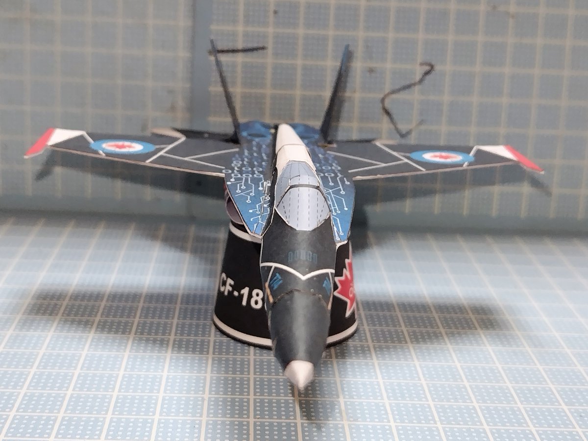tukaretaossan's tweet photo. 「カナディアン・ホーネット」
正式公開版を1/80から1/100スケールに縮小して組立てました🛩
サイトには既にカッコいいレガシーホーネットが公開されてますが、より「らしく」なった印象です。
#Ojimak #紙飛行機 #紙飛行機とばそ #無償 #CF188A #ペーパークラフト #紙模型 #スピカ写真館 https://t.co/0SL8xmf830