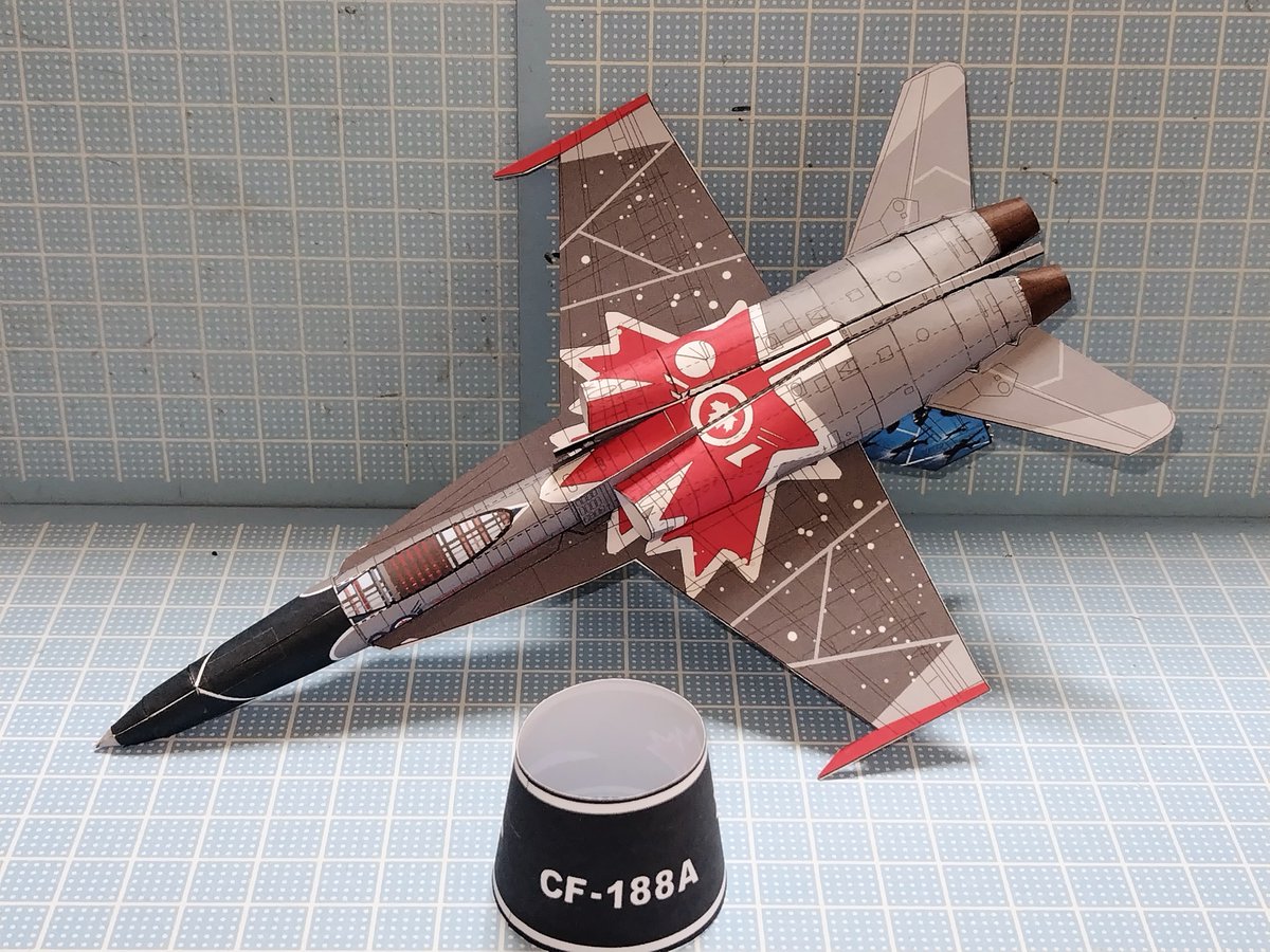 tukaretaossan's tweet photo. 「カナディアン・ホーネット」
正式公開版を1/80から1/100スケールに縮小して組立てました🛩
サイトには既にカッコいいレガシーホーネットが公開されてますが、より「らしく」なった印象です。
#Ojimak #紙飛行機 #紙飛行機とばそ #無償 #CF188A #ペーパークラフト #紙模型 #スピカ写真館 https://t.co/0SL8xmf830