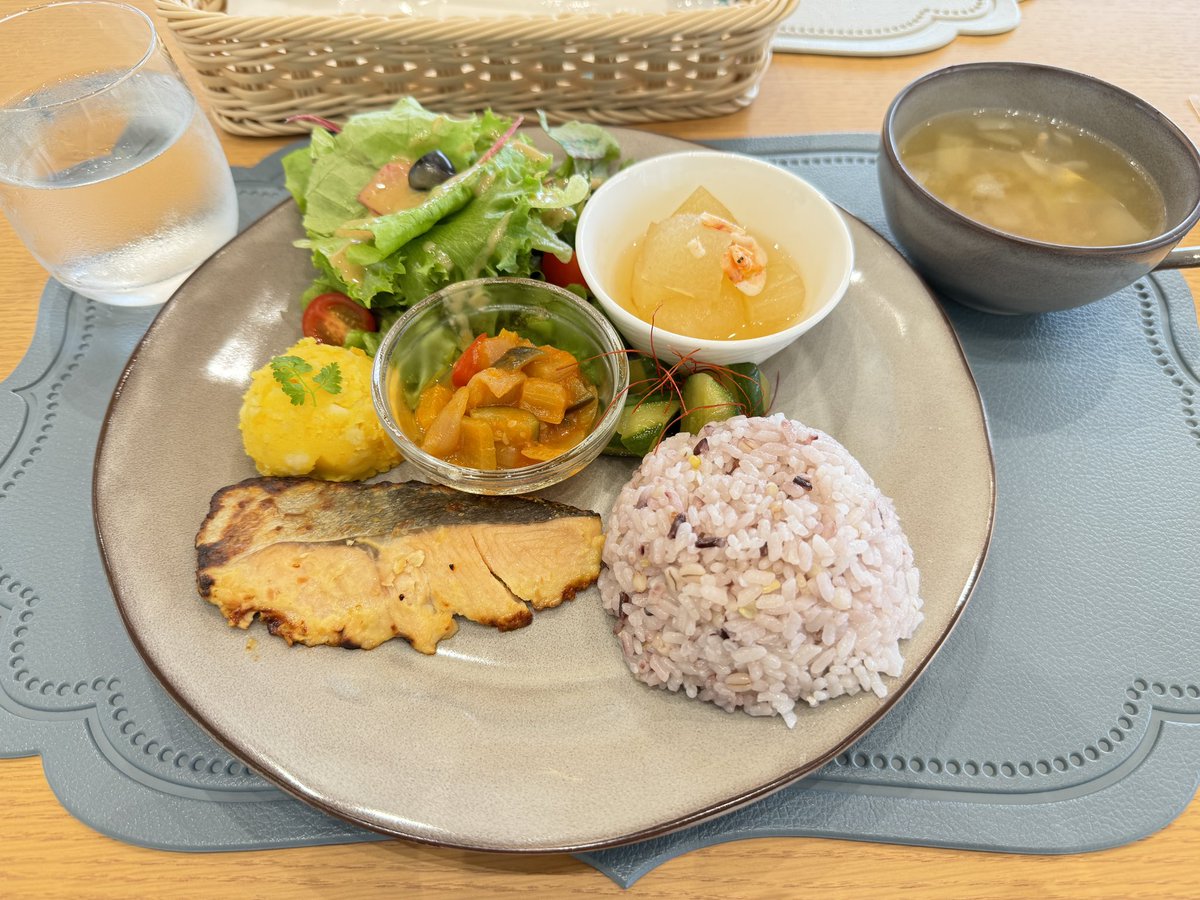 msk0906's tweet photo. メルトオフ会以来のacteaさんへ。
お目当てビュートランチ(秋鮭の味噌ヨーグルト焼き)頂きました。全部美味しい☺️光岡の車をみながらのランチは楽しい。ご馳走様でした。
入店時
「先日はありがとうございました」
まさか覚えていらっしゃったとは🫢
またきます😊
#ミツオカグランドストア
#actea https://t.co/v4hZneOCUI