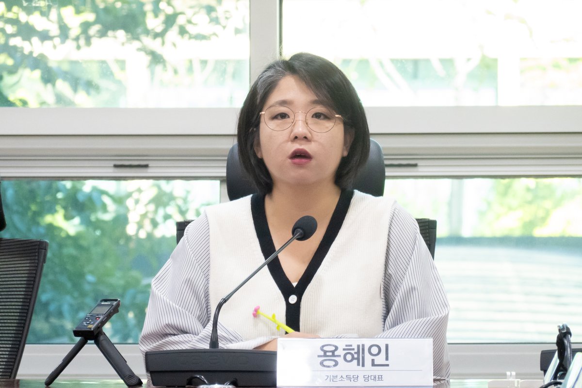 yong_hyein's tweet image. 《대책없는 무상교육 예산 99% 삭감》
기본소득당 제11차 최고위원회 모두발언

윤석열 정부가 고등학교 무상교육 예산을 99.4% 삭감했습니다.

80조원에 달하는 부자감세를 감행하더니, 세수펑크를 감당하지 못하고
결국 고등학교 무상교육 예산마저 칼을 댄 것입니다.

국민을 불안에 떨게 만든…