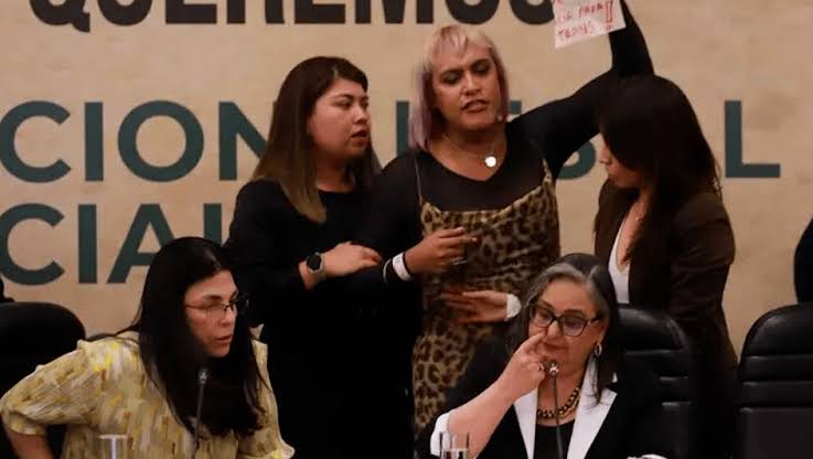 Solo recuerden qué Citlali agredió a un diputado y María Clente estuvo apunto d e hacerlo a Norma Piña.

Así que no s hagan los ofendidos con AMLO y con Noroña.