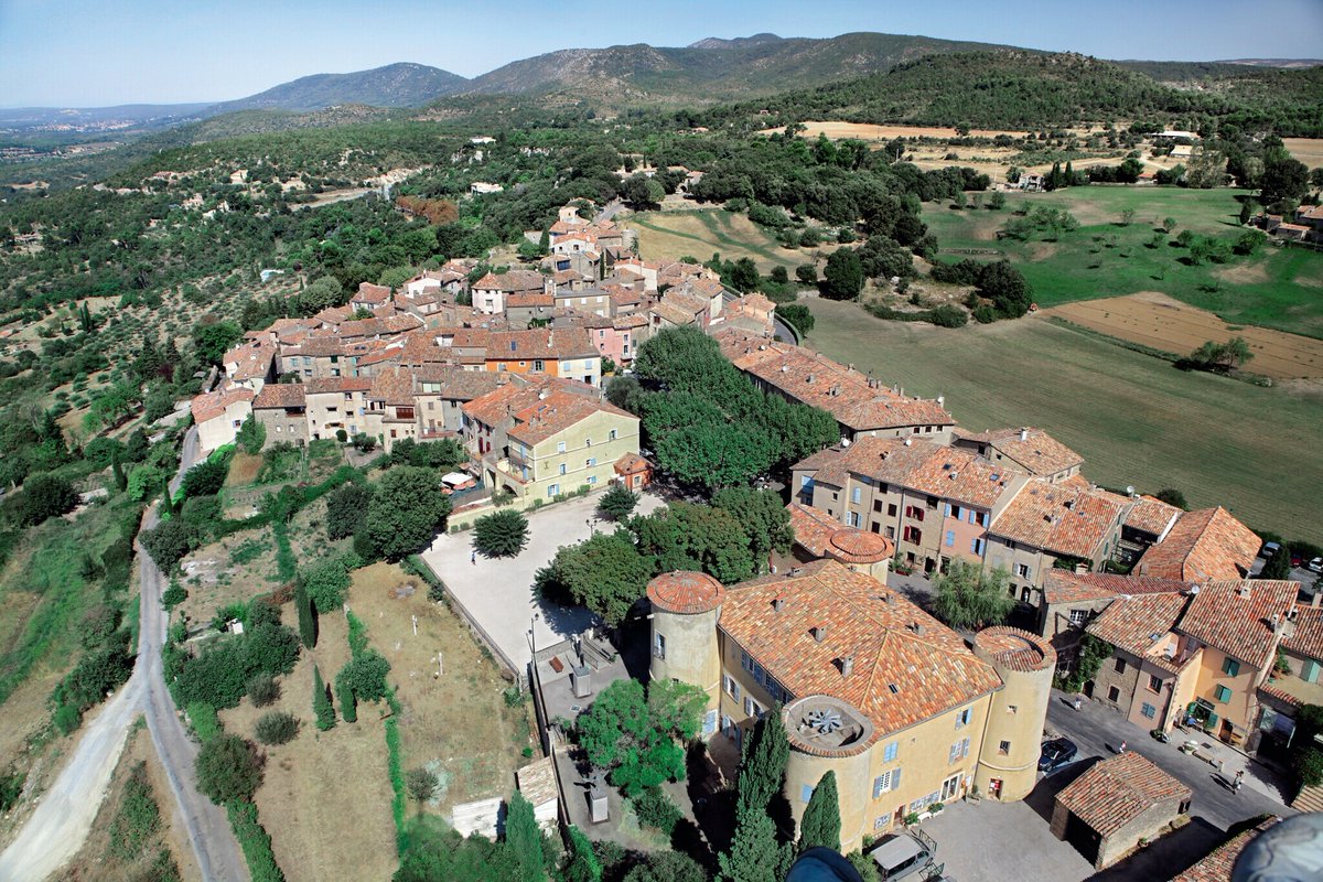 Var_Matin's tweet photo. #Photodujour 
😍 Vue aérienne du village de Tourtour, Var.
📷 Patrice Lapoirie / Var-Matin

Vous aimez cette photo ? 
#nicematin #varmatin #tourtour https://t.co/kODTWwQhQo