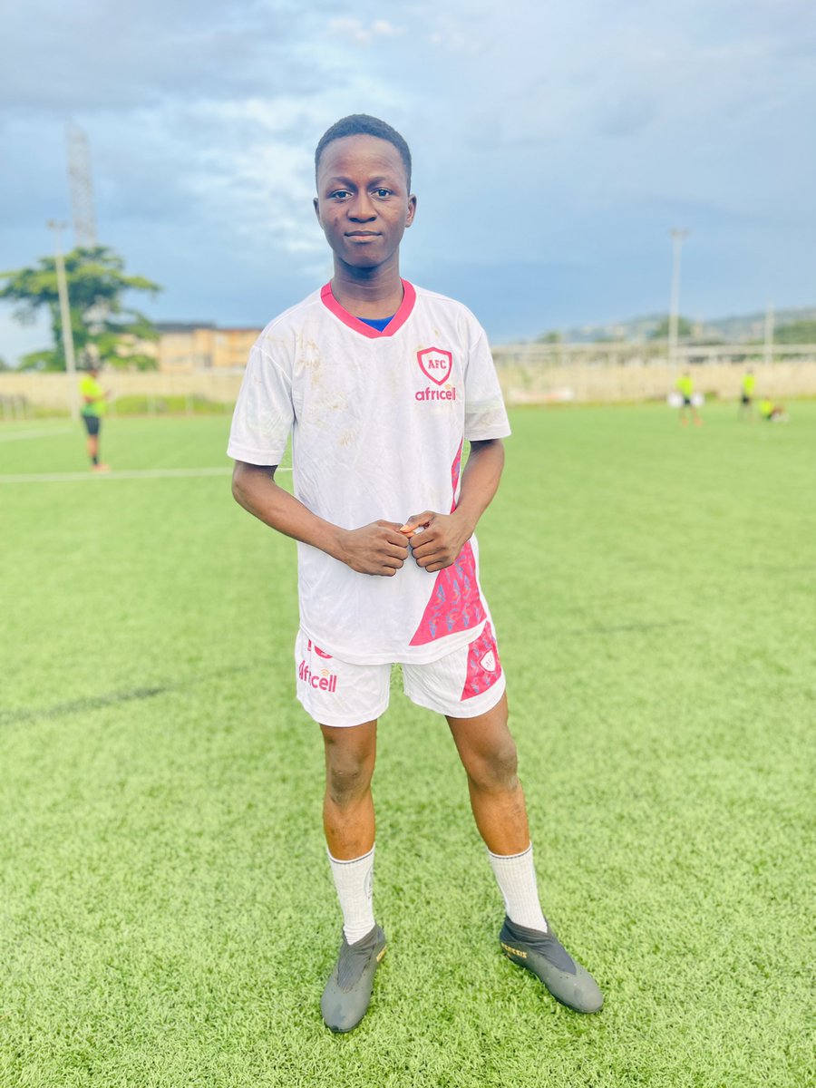 ChernorMomoh01's tweet photo. Leone stars must call me Next Season for go play #AFCON 😂 no doubt, I’m better than @LeoMessiMedia and @Cristiano 😁 #SaloneX #FootballFans #Afriradio https://t.co/WONVJ2VXo5