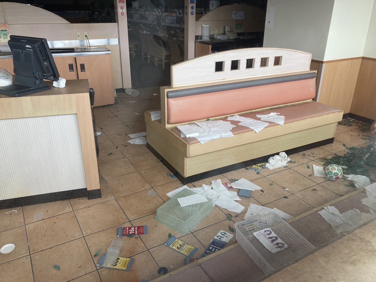 かっぱかっぱかっぱのかーのかっぱ寿司♪
呑気に歌い、今日を生きれることを感謝しなくてはいけない。
1皿税込105円。かっぱのキャラクターも健在で宇宙人もいる。伝票札もかっぱグッズも全てが幼少期の記憶。11年3月11日2時46分で全てが止まっている。
地震と原発事故の痛ましさを考えさせられる。