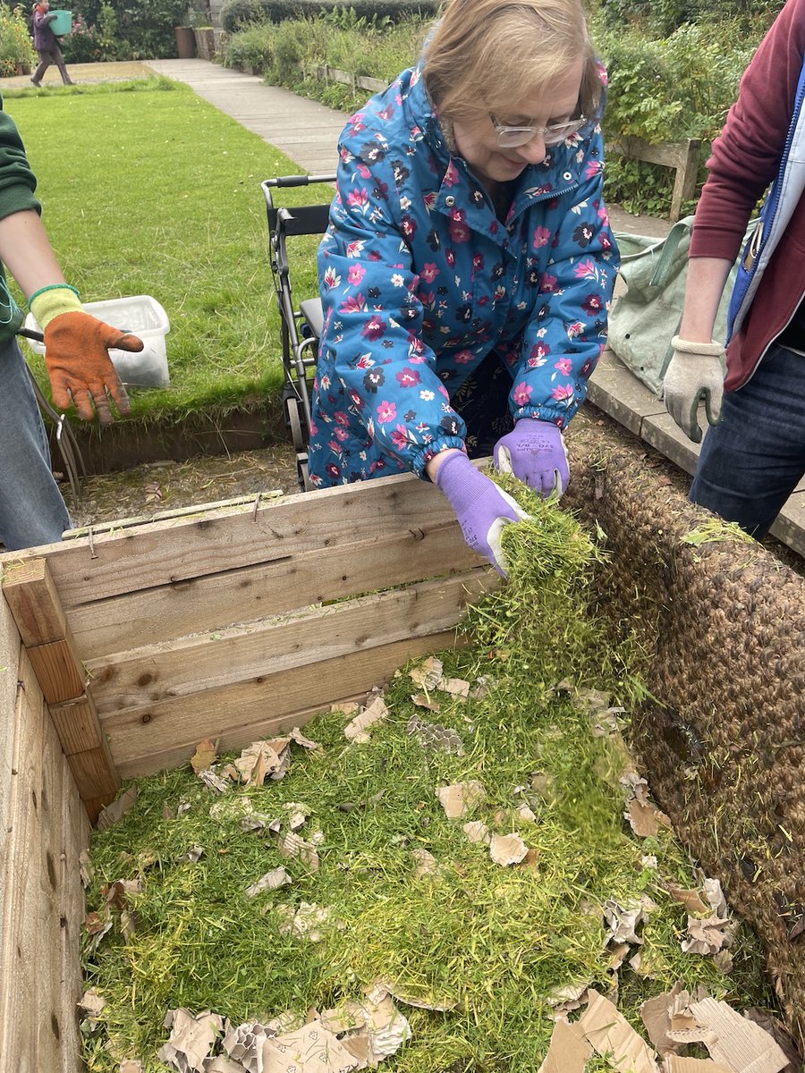 Govanhill_mag's tweet photo. @Hidden_Gardens and @CommuniGALLANT are engaging with communities and supporting people to adopt sustainable practices through hands-on composting experience, helping to manage food waste and contribute to reducing the city’s carbon footprint. 

Article link available below 🔗 https://t.co/3J1CBeRHag