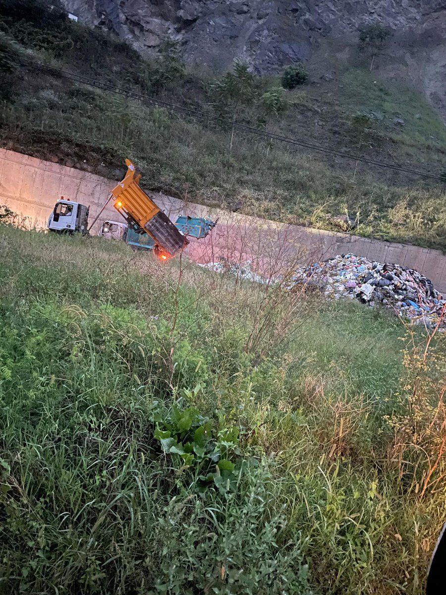csbgovtr's tweet photo. Trabzon Ortahisar Belediye Başkanlığı’nın, ilçede toplanan çöpleri yol kenarına döktüğüne ilişkin ihbar üzerine Trabzon İl Müdürlüğümüz ekiplerince Çukurçayır Mısırlı Mahallesi'nde denetim yapılmıştır. 

Denetim neticesinde Ortahisar Belediye Başkanlığı'na ait çöp toplama araçlarının yaklaşık 1️⃣5️⃣0️⃣ TON evsel çöpü yol kenarına döktüğü, hali hazırda dökmeye devam ettiği ve halk sağlığını tehdit eden büyük bir çevre kirliliğine yol açtığı tespit edilmiştir.

Ortahisar Belediye Başkanlığı çöplerin toplanarak atık tesisine gönderilmesi için uyarılmış, Çevre Kanunu’na istinaden belediyeye 2 milyon 598 bin TL idari ceza uygulanmıştır.

Bakanlığımız çevreyi kirleterek toplum sağlığını tehdit eden hiçbir uygulamaya izin vermeyecektir.

Kamuoyuna saygıyla duyurulur.